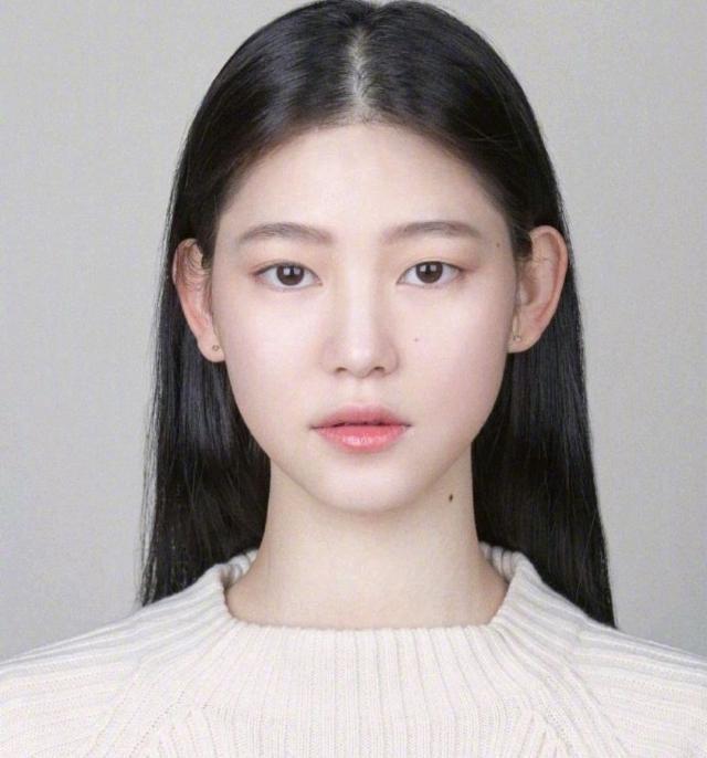女孩子拍证件照时,牢记这4个"小心机",照片会比真人更