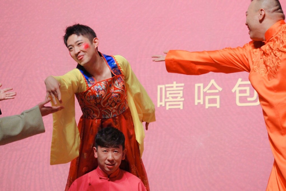 金霏相声专场穿裙子放飞自我,网友:如果德云社敢这么演会被批