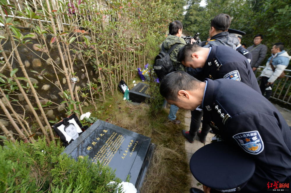 大邑抗洪救灾牺牲烈士骨灰安葬仪式今日举行 李科4岁儿子:爸爸一路