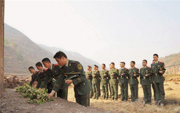 孤身进山，重寻生活之路——男子遭遇裁员后的哀牢山之旅