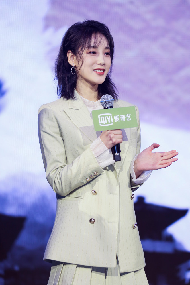 赵圆瑗出席《剑王朝》见面会 与李现上演摸头杀