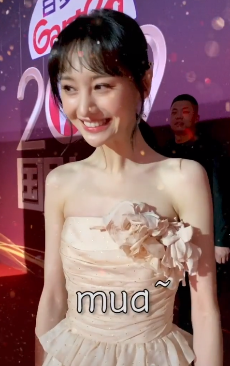 郑爽红毯全身擦粉当她抬起胳膊一刻身上和脸的肤色差了10个色号