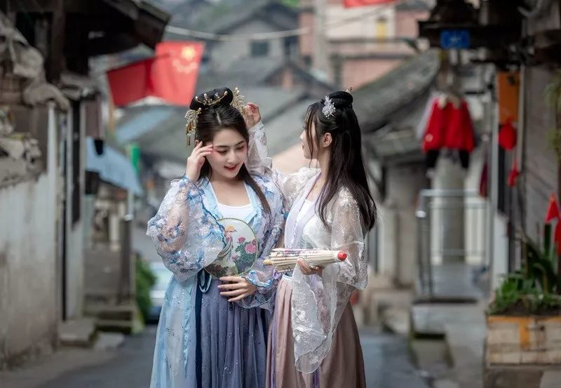 叙永县首届乡村文化旅游节期间,来自成都的一群汉服小姐姐在这里尽情
