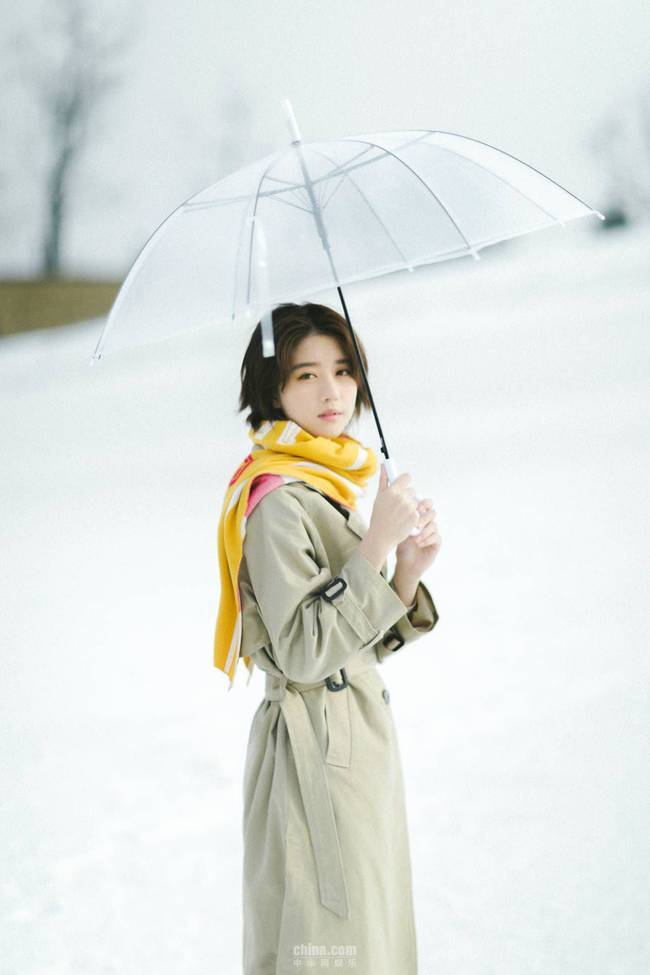 李凯馨撑伞漫步雪景中 清新文艺宛如《情书》