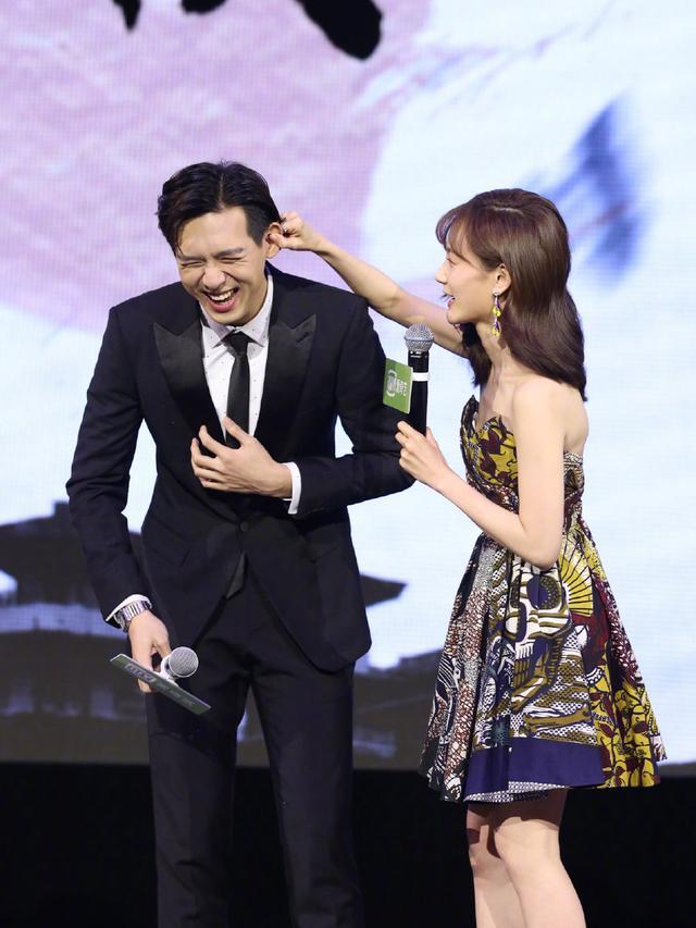 电视剧里的主演合体,李现反串小姨在现场各种撒娇,还还原了主角丁宁蚕