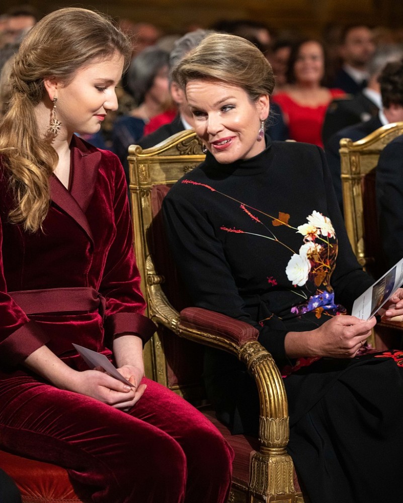 比利时18岁女王储现身音乐会,穿红丝绒靓丽大方,十岁开始学中文