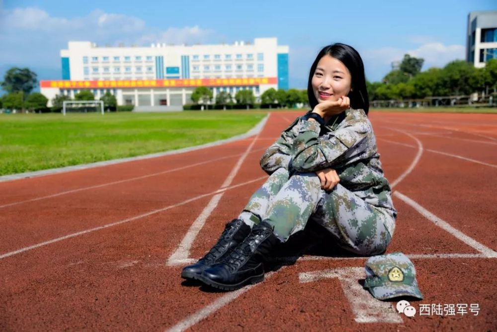 西陆最美女兵邀您投出宝贵一票