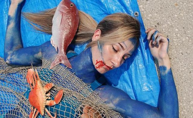 素食主义者身裹渔网扮成死鱼抗议卖海鲜,称鱼能感觉到