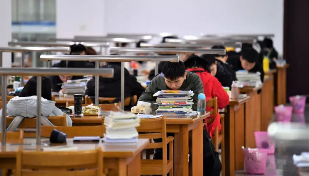 考研学生在图书馆复习.记者 宋炎骏摄