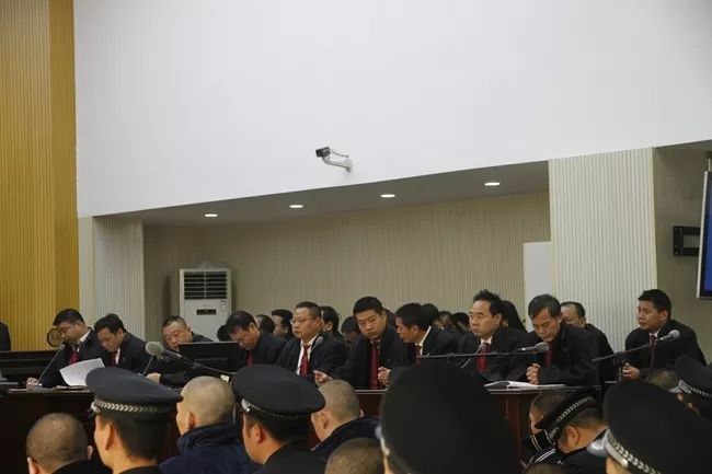 12月19日上午,潜江市人民法院依法对付琪等31人涉黑案一审公开宣判.