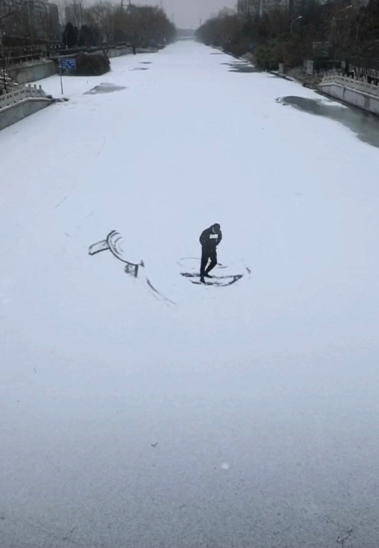 才华粉在雪地画千玺,开始:有点期待,结果:彩虹屁吹起来!