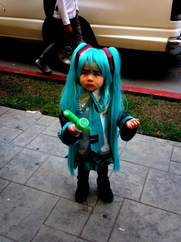 这个3岁迷你初音未来萌哭了,现在cosplay已经从娃娃抓