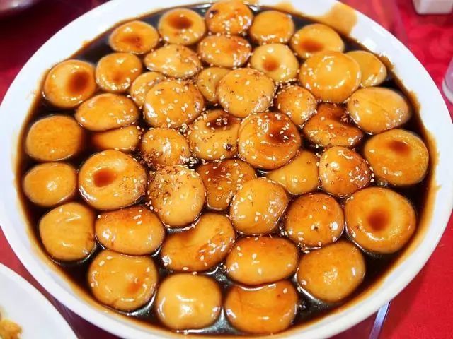 红糖麻糍是最爱之二,浓郁的甜香,麻糍软滑,一口一个,吃得停不下来.
