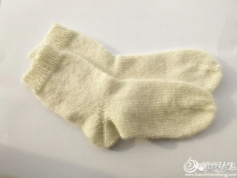"前段时间在网上看到一种织袜子的方法,尝试着织了一双,感觉挺满意,写