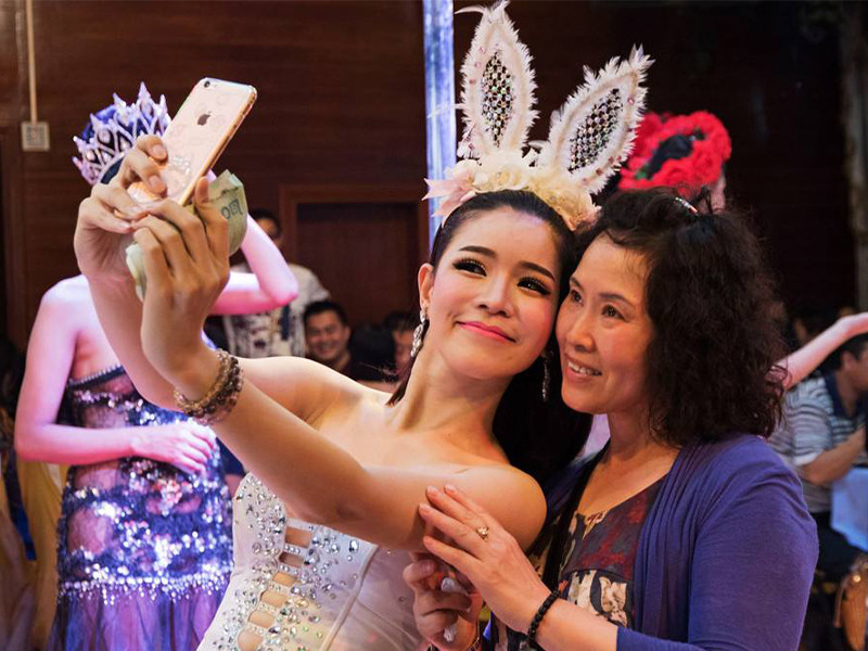 揭秘泰国人妖的真实生活,光鲜的背后是心酸,让无数人感叹