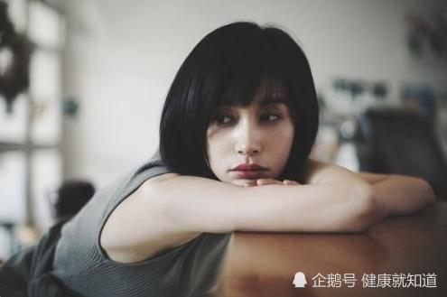 王子文因踩桌道歉,不重视素质,是没有礼貌还是不拘细节