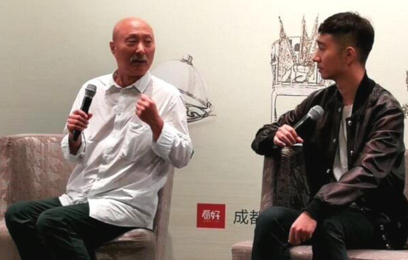 陈佩斯与30岁儿子罕见同框,陈大愚五官立体,"蒜头鼻"