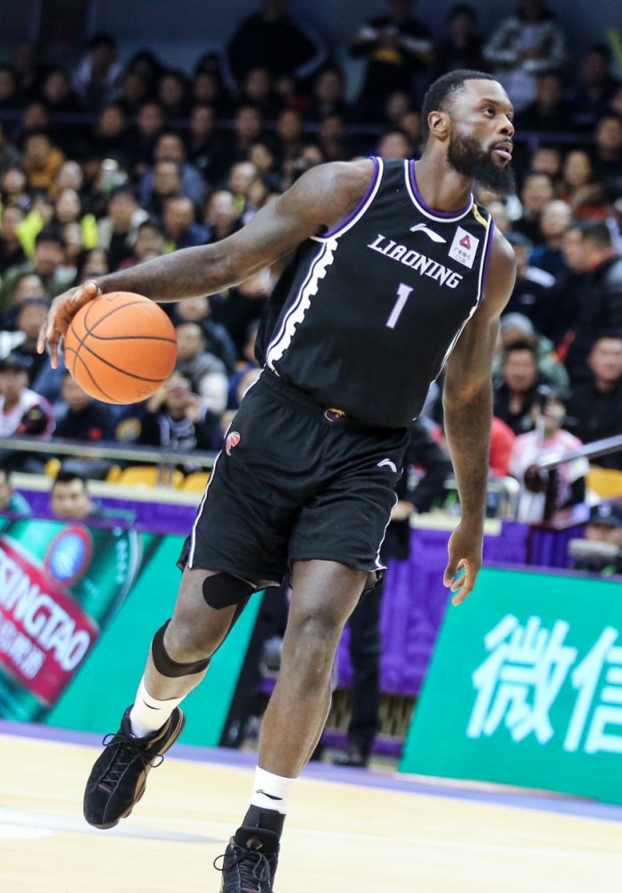 史蒂芬森触犯众怒 为啥辽宁男篮不肯换掉 名记杨毅:很