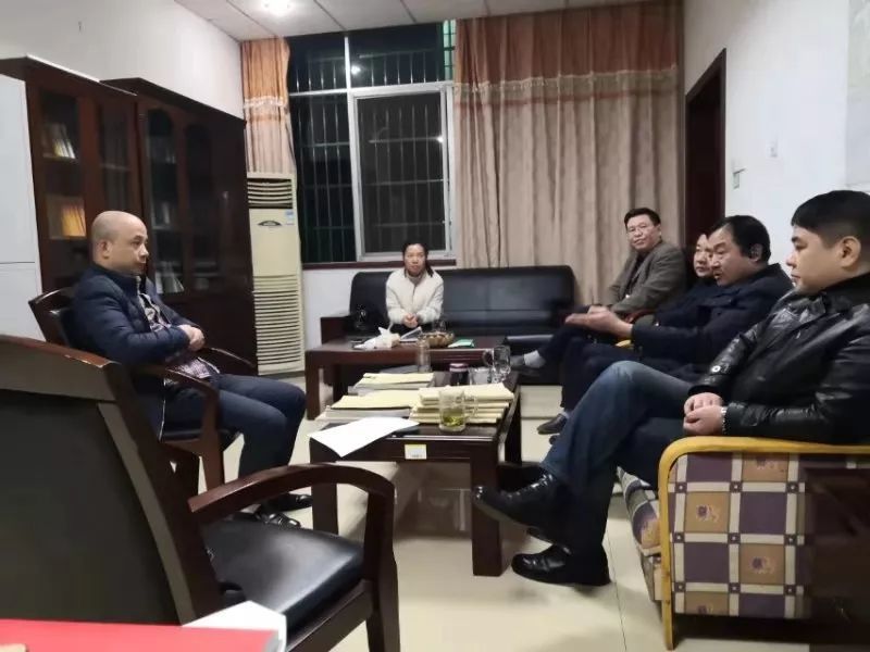 院领导率先垂范,带头加班,利用晚上的时间召开专业法官会议