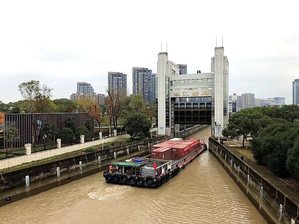 杭甬运河宁波段首开集装箱船!不但低碳,还比公路运费省很多