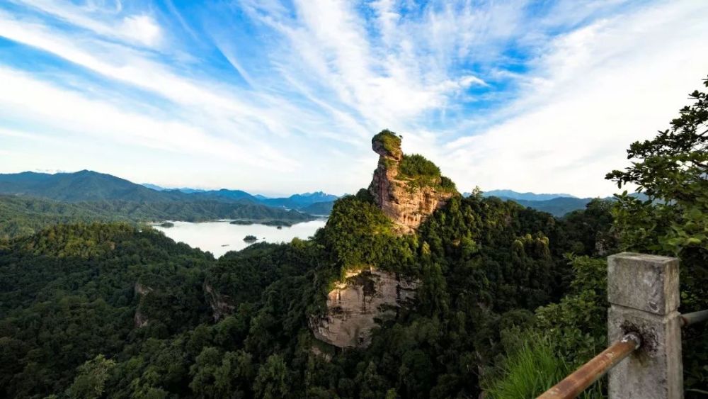 高耸云霄,或岩穴林立崖壁 或峡谷幽深静谧,或飞瀑崩泻万丈 泰宁猫儿山