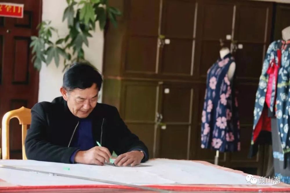 李石生:一块疙瘩布书写出延续千年的扎染传奇