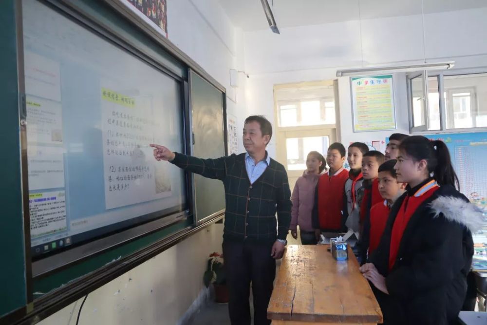 在记者采访和田地区实验中学,和田浙江中学的学生时,许多师生说:"感谢