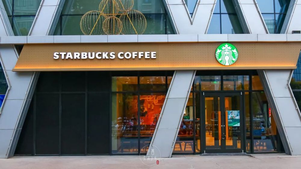 starbucks 位置就坐落于新田360广场【许昌亨源通店】一楼正大门处