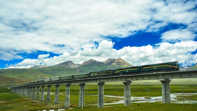 乘坐火车去西藏,当然选择海拔较高的青藏铁路啦,沿途景色很美