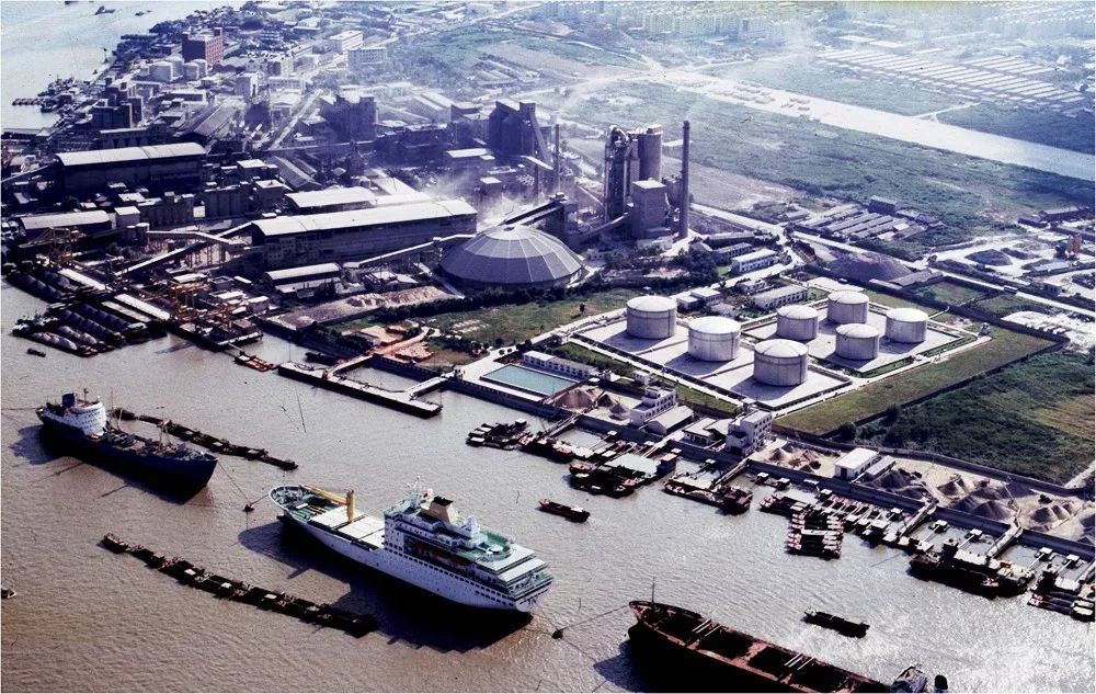 20世纪90年代上海水泥厂及周边区域航拍,图中右上角可见龙华机场一角