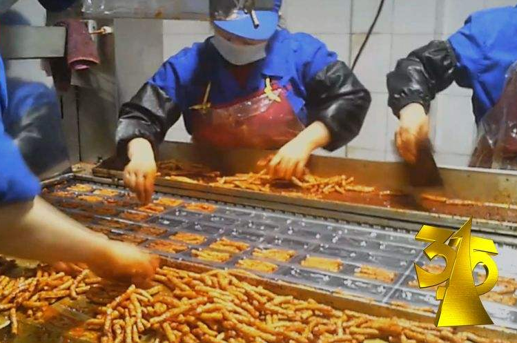 见识一下,辣条加工厂的车间,看完这一幕后,你还会吃辣条吗?