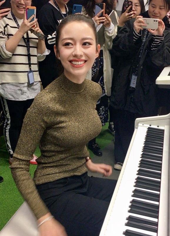 为什么吉娜喜欢穿紧身衣?当她换上宽松的衣服后,上帝是公平的