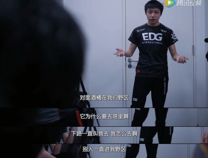 然后一段灵魂的拷问,厂长只能摊手无力辩驳"对面酒桶在我们野区,下路