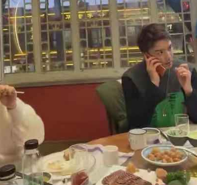 关晓深夜吃宵夜晒自拍,看清碗里的食物,网友:难怪她体重不过百