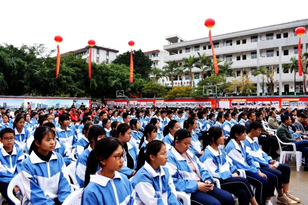 21日上午,南安市第六中学办学50周年"回顾与展望"暨校友会筹备活动在