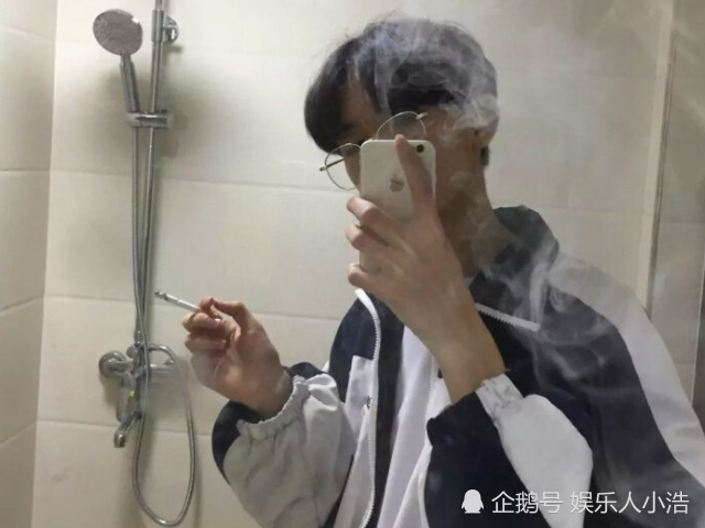 几个男生一起躲在厕所里偷偷抽烟,害怕被老师发现.