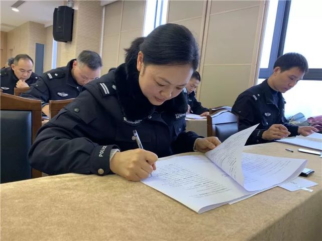 谁说法警只会武