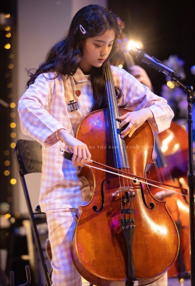 欧阳娜娜又是什么神仙颜值?穿睡衣亮相舞台,非但不丑还惊艳全场