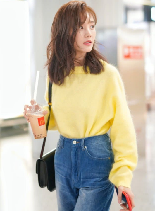 美女李一桐日常穿搭身穿黄色毛衣配牛仔裤休闲又随性