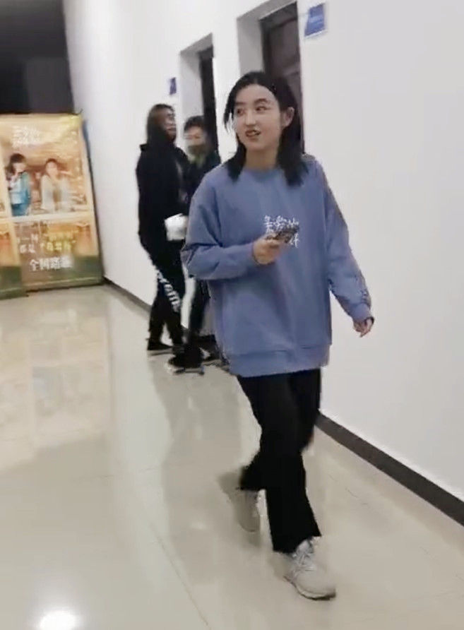 张子枫为新电影路演,重回校园穿卫衣 黑裤,身后女同学