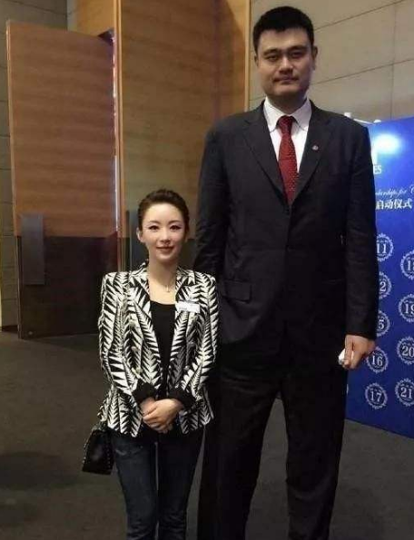 跟姚明合影,体育圈90%的人没赢过,但这2人却是例外!