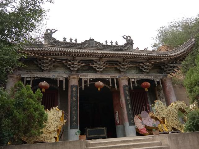 原名金龙寺,很多龙的造型,公交车87路终点站,在洛阳孟津平乐镇金村旁
