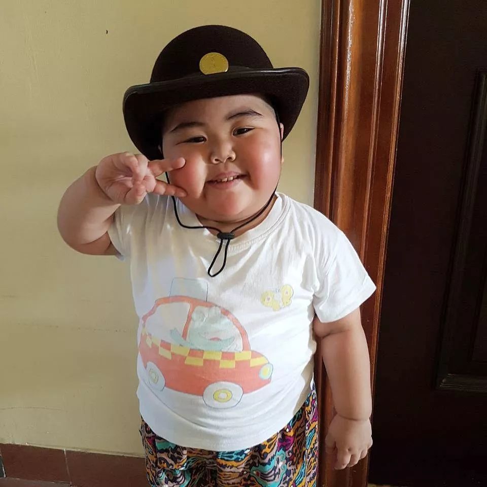 这个超火的印尼小胖子萌翻了啦!你有他的表情包吗?