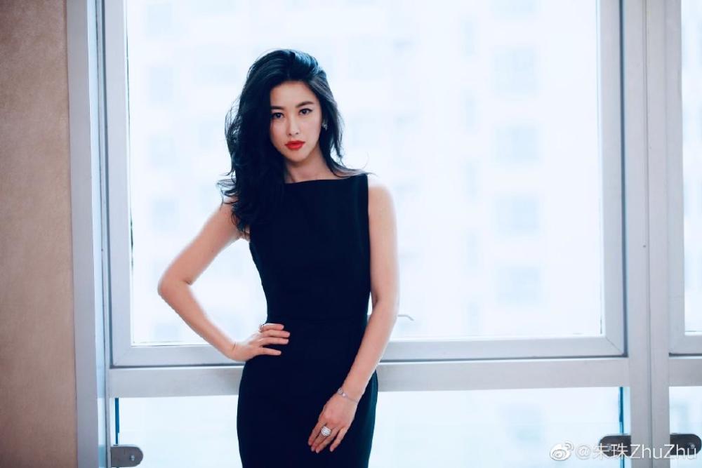 《精英律师》女二好韵味!35岁居然是好莱坞女星,演靳东美艳秘书