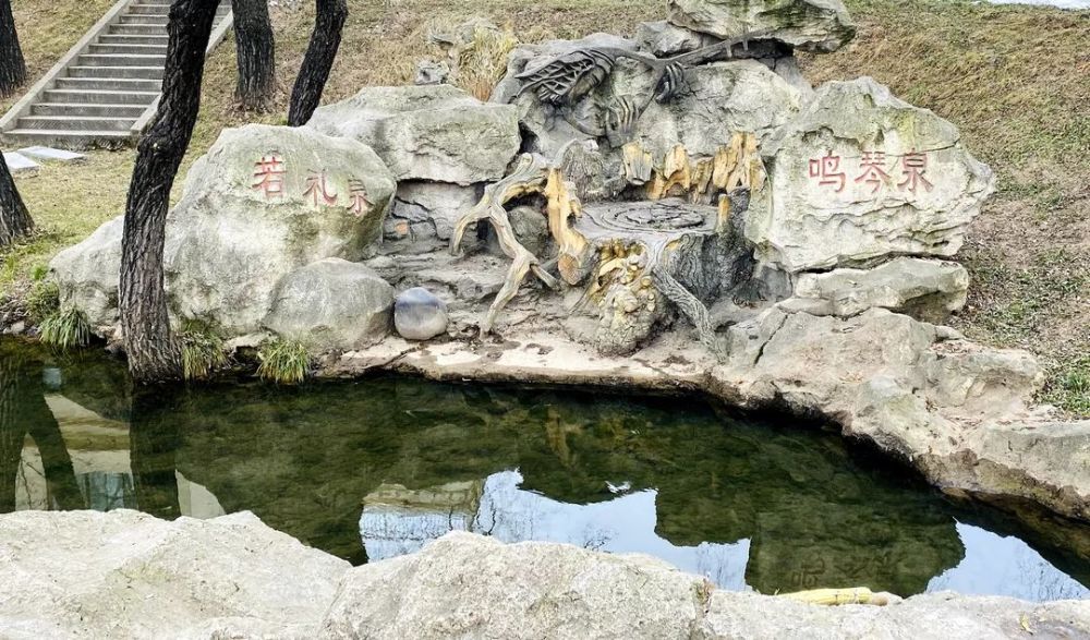 九眼泉位于在临夏市折桥镇祁牟村,是一处风景名胜.