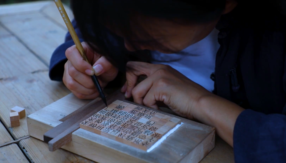 李子柒耗时3月制作"活字印刷,却被手抢了镜:发完就要住院一星期