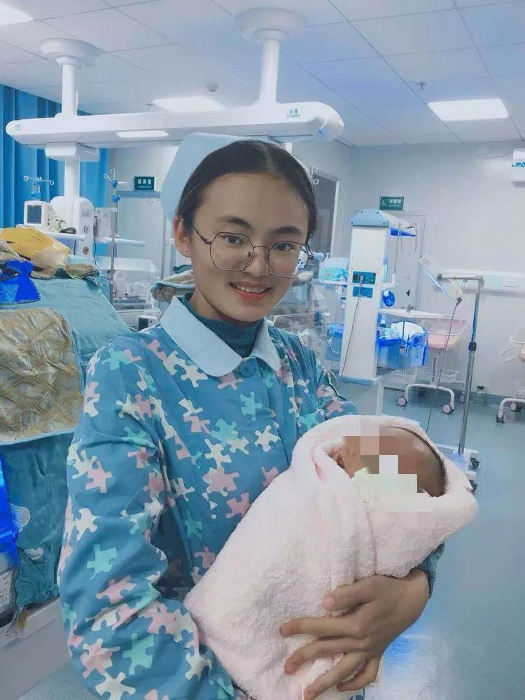 景东6个月800克早产儿顺利出院!