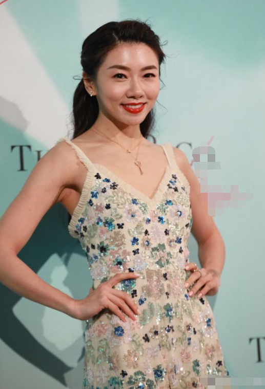 程晓玥身高不足160,却能穿出超模气场