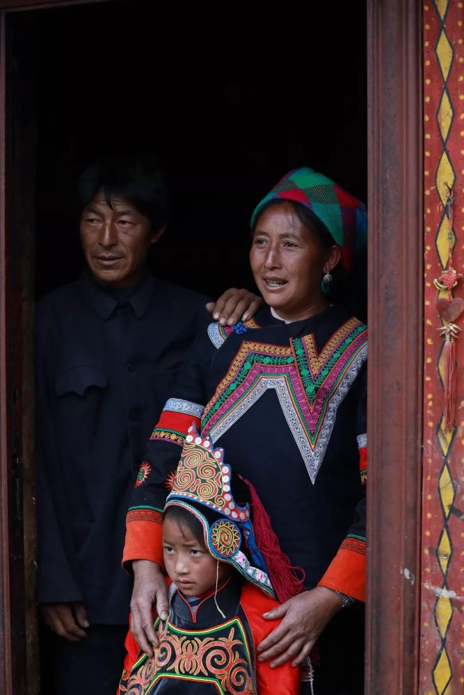 贫苦户土比土哈夫妇和小女儿  凉山彝族自治州金阳县丙底乡木尼古尔