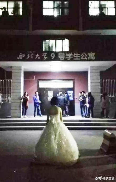 大汉穿婚纱向男子求婚_抠脚大汉图片